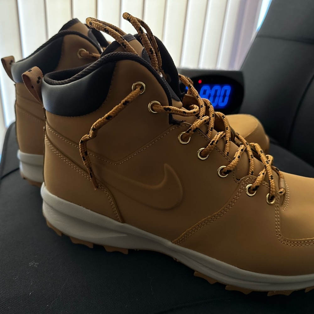 Nike Manoa